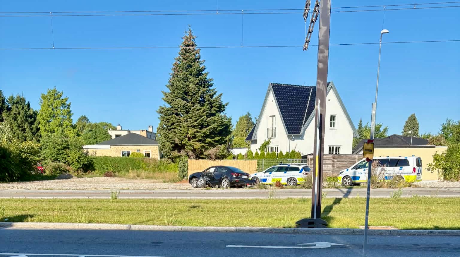 Bilist kørte ind foran letbanetog