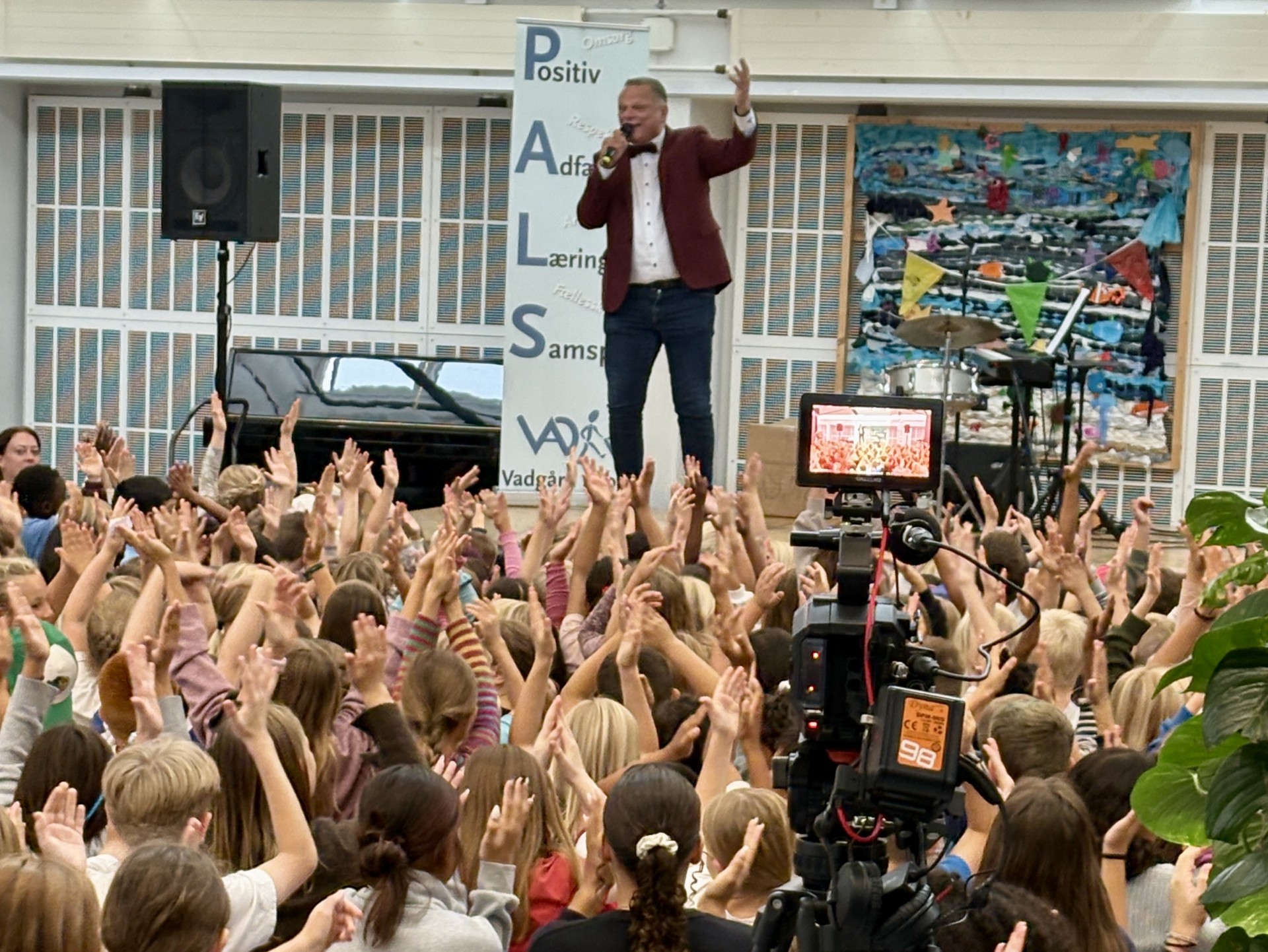 Sigurd Barrett kom med  en sang til Vadgård Skole